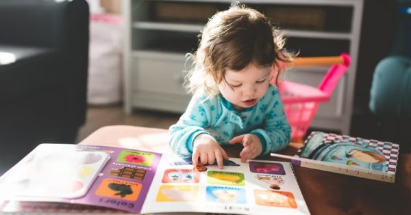 Méthode Montessori : jeux pour le développement du langage de l'enfant