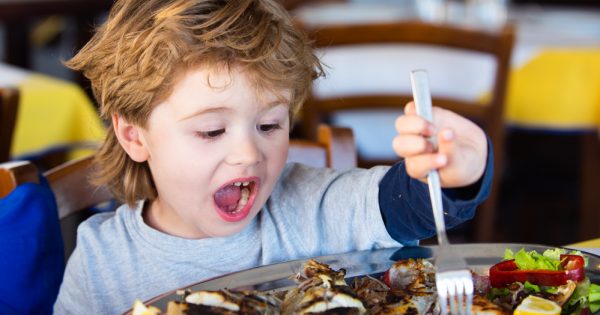 Pas assez de poisson dans les assiettes des enfants : voici comment les inciter à en manger !