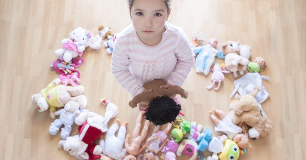Plus d’amour et moins de cadeaux, pourquoi c’est une erreur d’acheter autant de jouets à ses enfants Plus d'amour et moins de cadeaux, pourquoi c'est une erreur d'acheter autant de jouets à ses enfants