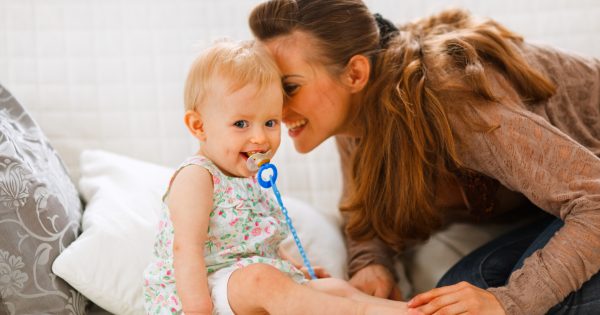 Plus de défenses immunitaires grâce à la salive de la mère