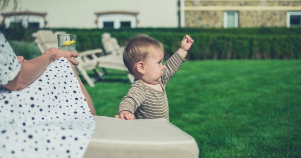 Pourquoi est-il important de dire au revoir aux enfants avant de partir ?