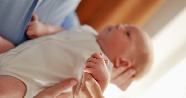 Pourquoi les bébés cessent-ils de pleurer dans vos bras ?