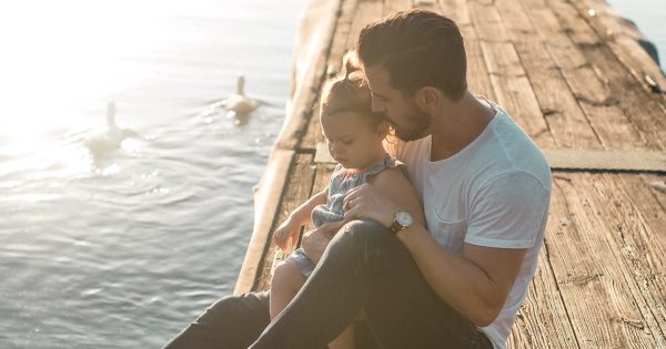 Quand l'enfant ne veut que son papa : pourquoi cela se produit-il et comment se comporter ?