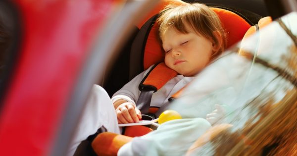 Sièges de voiture : ces têtes pendantes sont-elles dangereuses ?