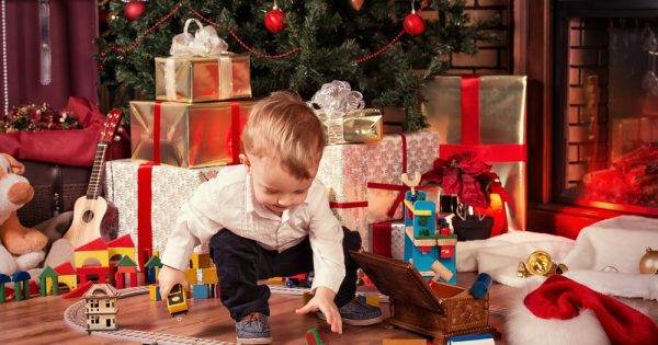 Trop de jouets à Noël ? Apprenez à les réduire grâce à la règle des quatre cadeaux.