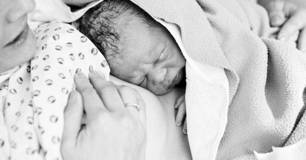 Une mère soudaine : hospitalisée pour des coliques, donne naissance à une magnifique petite fille