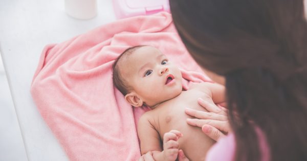 Voici comment réaliser un massage pour bébé : un câlin aux mille avantages