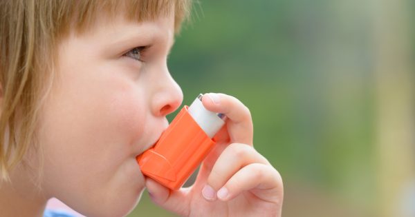 Votre enfant souffre-t-il d’asthme ? Découvrez, grâce à ces 6 questions, si vous le traitez correctement. Votre enfant souffre-t-il d'asthme ? Découvrez, grâce à ces 6 questions, si vous le traitez correctement.