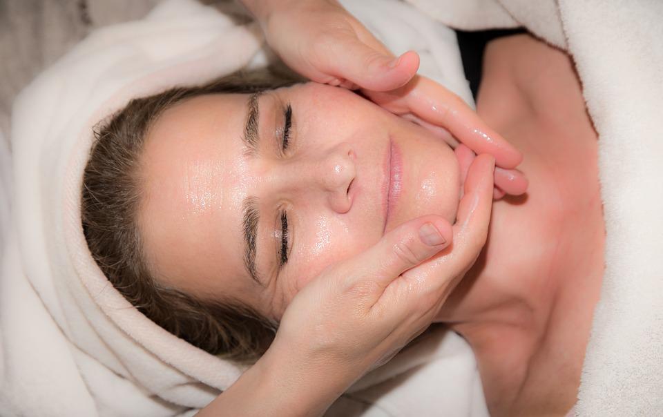 Massage du visage : Un moyen simple de réduire la fatigue en prenant soin de sa peau Massage du visage : Un moyen simple de réduire la fatigue en prenant soin de sa peau