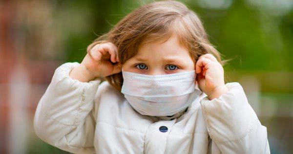 Les enfants et les masques : comment les utiliser avec les tout-petits