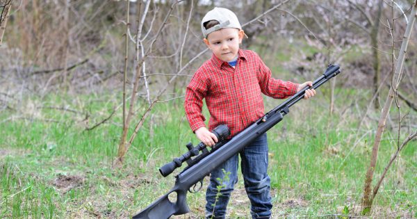 Les enfants et la chasse : la proposition de safari qui fait enrager les défenseurs des droits des animaux