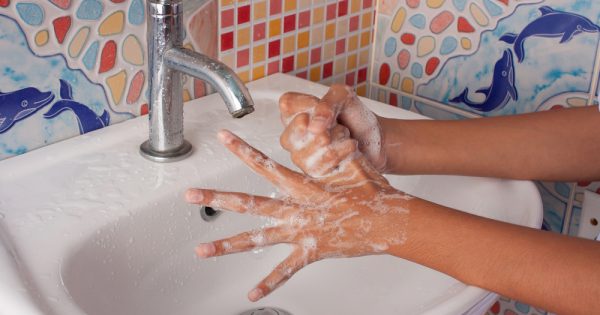4 enfants sur 10 ne se lavent pas les mains : résultats d'une enquête
