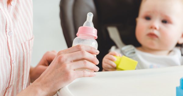 Alimentation en lait maternisé : les bébés ingèrent des millions de microplastiques par jour. L'étude
