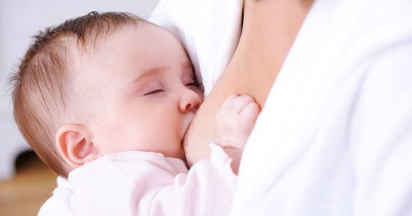 Allaitement maternel : la salive du nourrisson transmet des informations