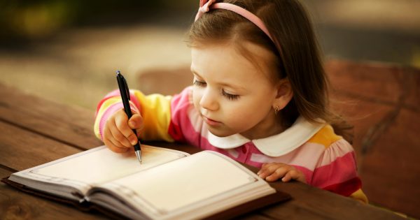 Amener les enfants à écrire à la main les aide à développer leur langage et leur raisonnement.