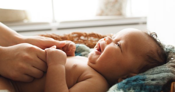 Câlins et caresses essentiels au développement psychologique du nouveau-né