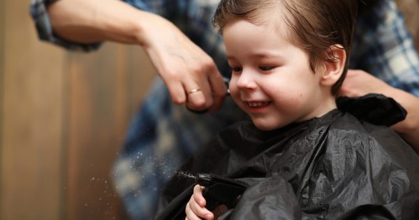 Conseils pour couper les cheveux des enfants en quarantaine à la maison Conseils pour couper les cheveux des enfants en quarantaine à la maison