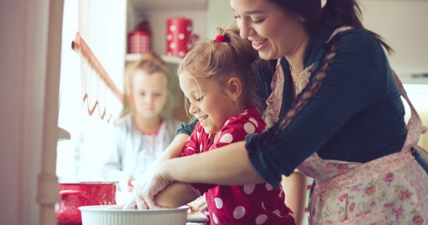 Cuisinez avec les enfants : ils auront une alimentation plus saine !