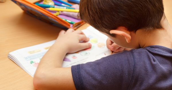 Enseignement à domicile, déchaînement des parents : moins de devoirs et plus d'enseignement