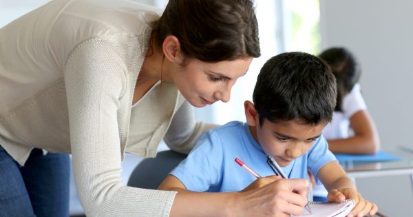 L'école : la recherche montre que les compliments sont plus éducatifs que les réprimandes.