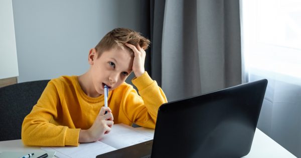 L’enseignement à distance ou la chronique du temps perdu : le témoignage d’un enseignant L'enseignement à distance ou la chronique du temps perdu : le témoignage d'un enseignant