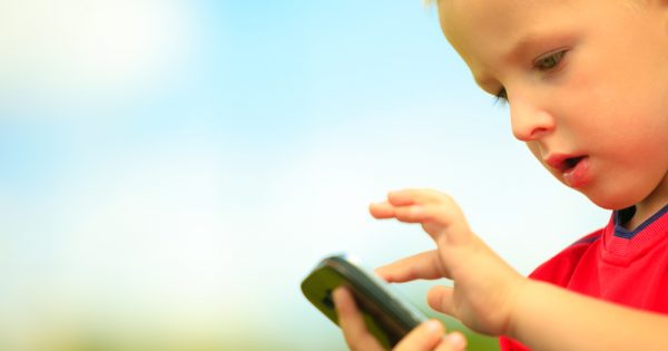 Les téléphones portables aux enfants : à partir de quel âge ?