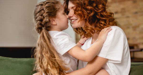 L'étreinte contraignante qui chasse tous les maux.