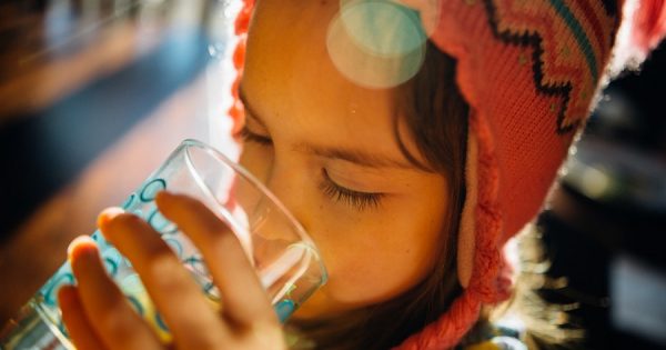 Manque d'hydratation : les risques pour les enfants qui boivent trop peu