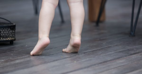 Marcher sur la pointe des pieds : quand s’inquiéter ? Marcher sur la pointe des pieds : quand s'inquiéter ?