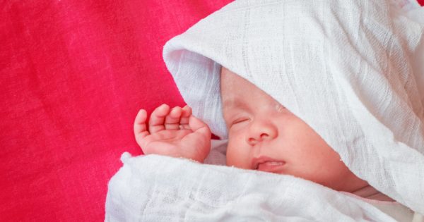 Nouveau-né abandonné dans une boîte à Monza