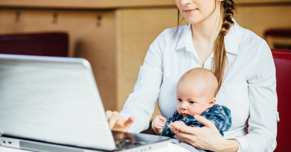 Prime aux mères au chômage : comment elle fonctionne et qui peut en bénéficier ?