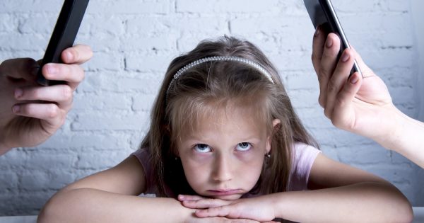 Relation parent-enfant, téléphone portable troisième roue