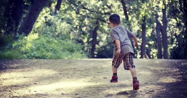 Socialisation de votre enfant : que faire s’il préfère jouer seul ? Socialisation de votre enfant : que faire s'il préfère jouer seul ?