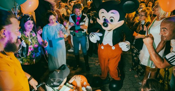 Un enfant atteint d'un cancer ne peut pas aller à Disneyland, le pays entier le recrée pour lui