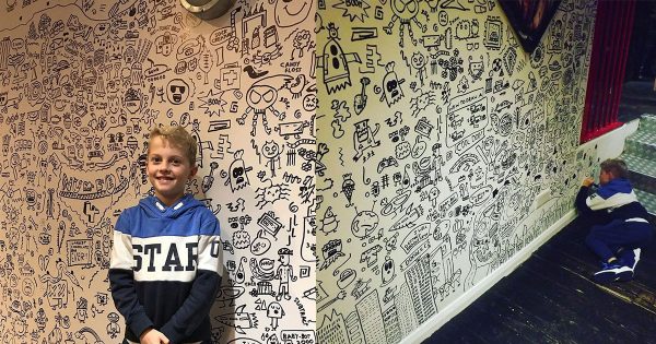 Il a toujours été réprimandé pour ses gribouillages : maintenant, il peint le hall d'un restaurant.