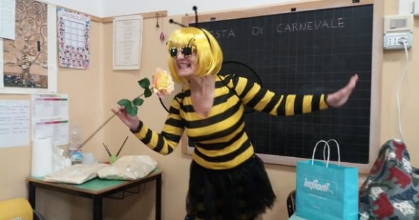 Le professeur qui enseigne déguisé en clown : « Si les enfants sont heureux, ils apprennent mieux ». Le professeur qui enseigne déguisé en clown : "Si les enfants sont heureux, ils apprennent mieux".