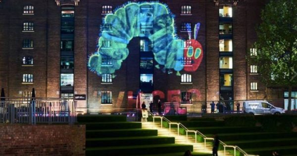 Joyeux anniversaire, petite chenille : le chef-d’œuvre d’Eric Carle a 50 ans. Joyeux anniversaire, petite chenille : le chef-d'œuvre d'Eric Carle a 50 ans.