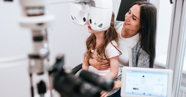 Examens des yeux des enfants : quand et lesquels faire ?