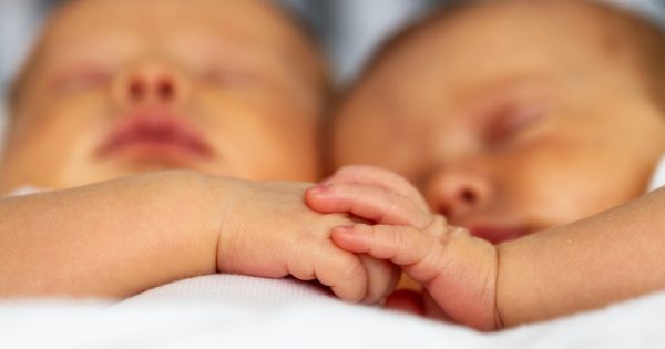 Fécondation hétéroparentale : une femme au Brésil donne naissance à des jumeaux de deux pères différents