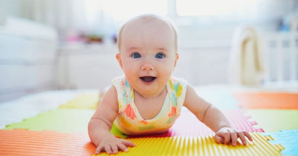 Gymnastique pour bébés : qu'est-ce que l'heure du ventre et pourquoi est-elle importante ?