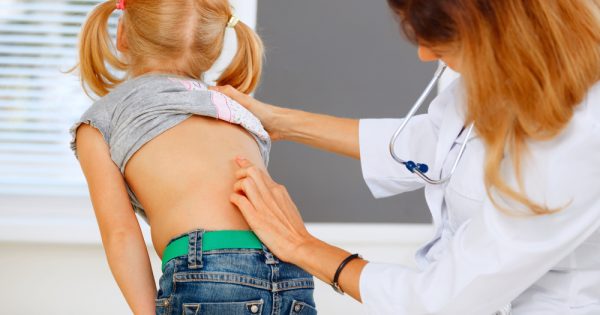 La posture de bébé : conseils pour éviter la scoliose