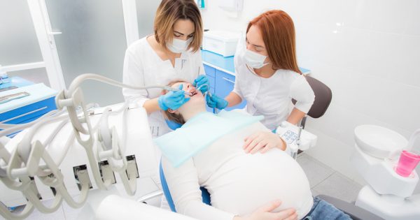 Le dicton dit : "Pour chaque grossesse, une mère perd une dent". Est-ce vrai ?