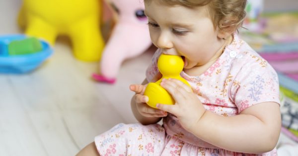 L’enfant porte tout dans sa bouche : faisons attention à la sécurité ! L'enfant porte tout dans sa bouche : faisons attention à la sécurité !