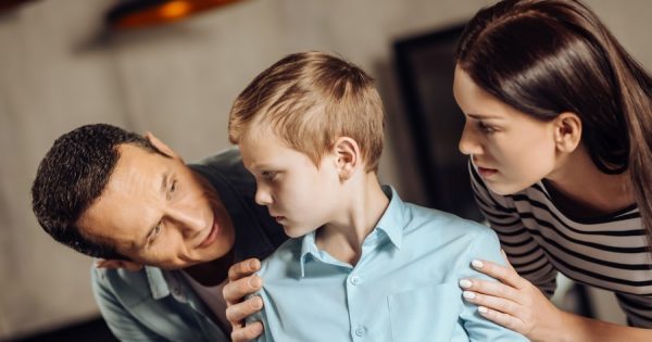 Parents hélicoptères : un contrôle excessif sur les enfants peut nuire à leur développement émotionnel