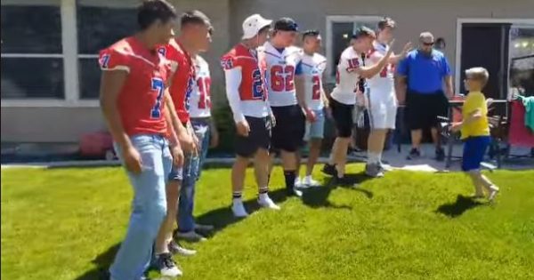 Personne ne s'est présenté à la fête d'un enfant autiste : une mère a écrit un message et l'équipe de football a répondu présent.