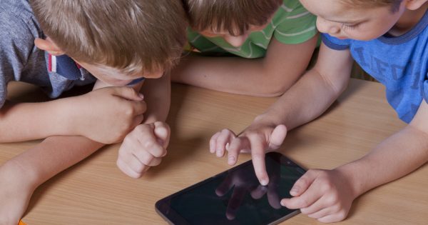 Photos de mineurs sur le web : le combat du Codacons contre les célébrités