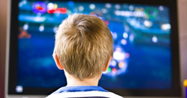 Regarder la télévision le matin est dangereux pour le développement des enfants Regarder la télévision le matin est dangereux pour le développement des enfants