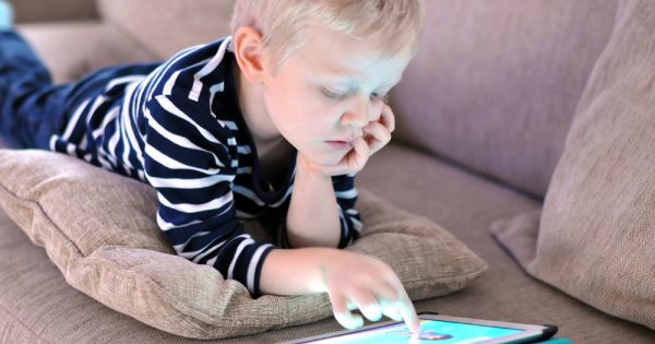 Technologie et développement : qu'arrive-t-il aux enfants lorsqu'ils utilisent trop l'internet ?