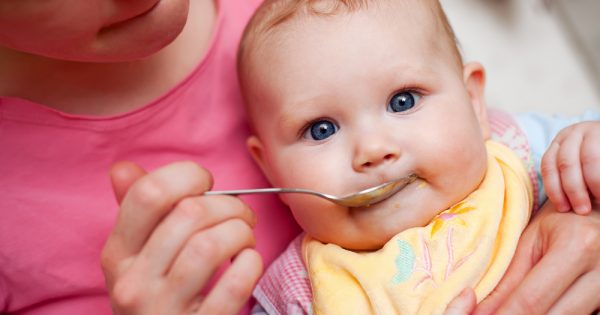 Trop de sucre dans les aliments pour bébés : l’alarme de l’OMS Trop de sucre dans les aliments pour bébés : l'alarme de l'OMS