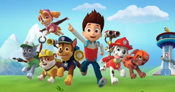 Un enfant sauve son père après être tombé malade : il grimpe dans le camion de jouets pour alerter les services d'urgence.